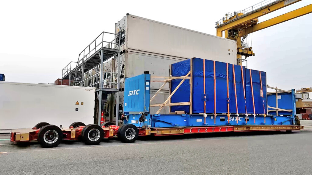 フラットラックコンテナの本船荷役 - N-avigation 最新の物流情報をお届け!